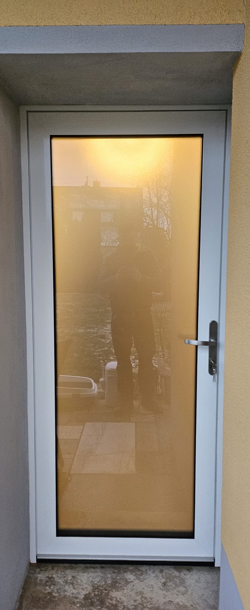 Nachher – Neue weiße Tür mit Glaseinsatz