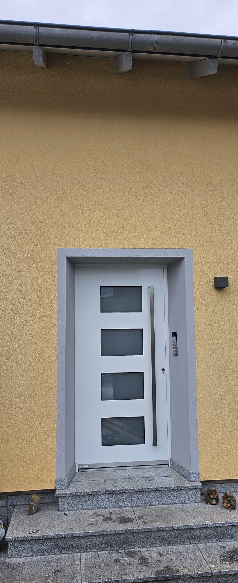 Nachher – Neue moderne weiße Haustür