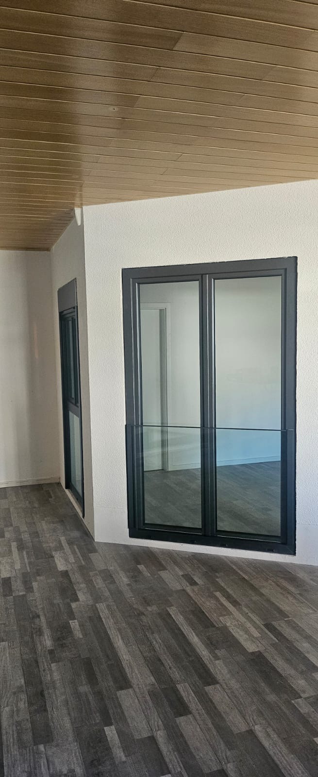 Schiebefenster mit Holzdecke